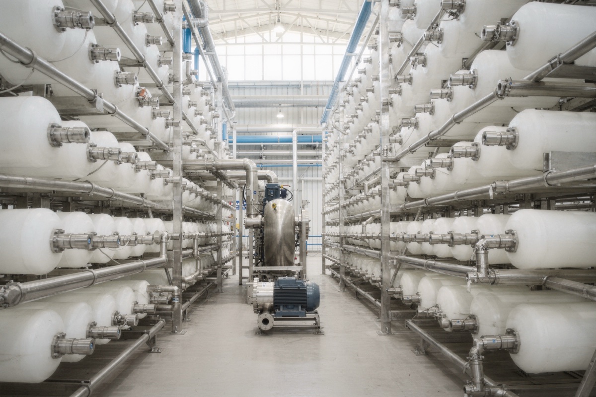 Desalination Plant Equipment: SWRO vs Thermal, Materials & Selection
