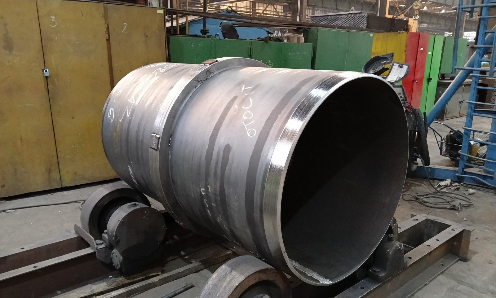 Heat exchanger shell on powered turning rolls for circumferential seam welding