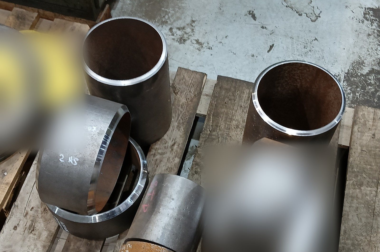 Bevelled pipe pieces for heat exchanger nozzle necks, paint-marked with order number, grade and heat number