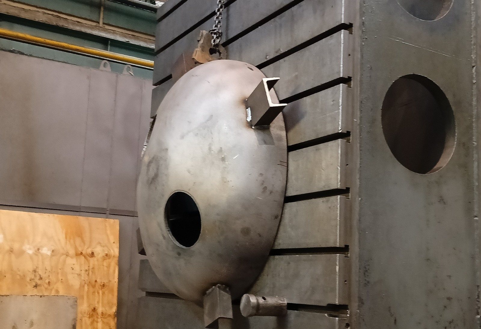 Ellipsoidal head clamped on a horizontal boring mill after machining a nozzle opening
