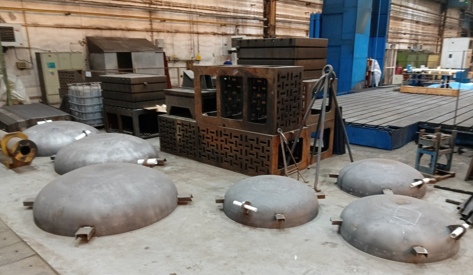 2:1 ellipsoidal heads for three heat exchangers with temporary lifting lugs